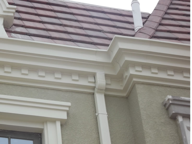 PVC雨水管在别墅屋檐上的安装