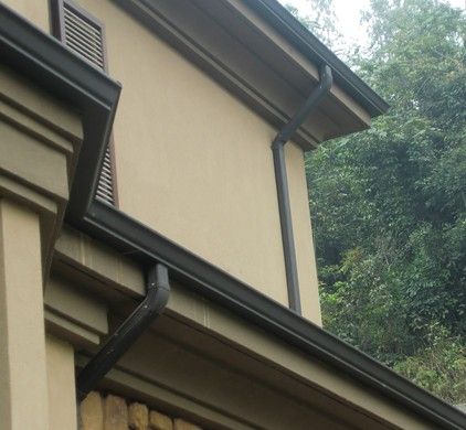 彩色PVC雨水管的安装在别墅上